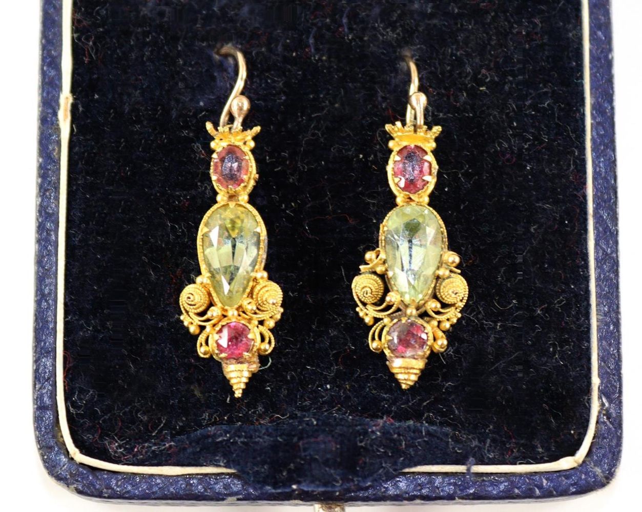 Große Abbildung Nr.2: 128-3011 Paar antike Ohrhänger.: (Schmuck, Ohrringe)