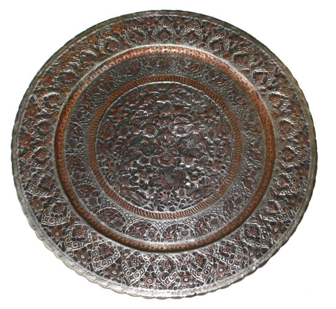 Große Abbildung Nr.2: 128-3165 Kupfergefäße u. Tischplatte: (Teppiche)