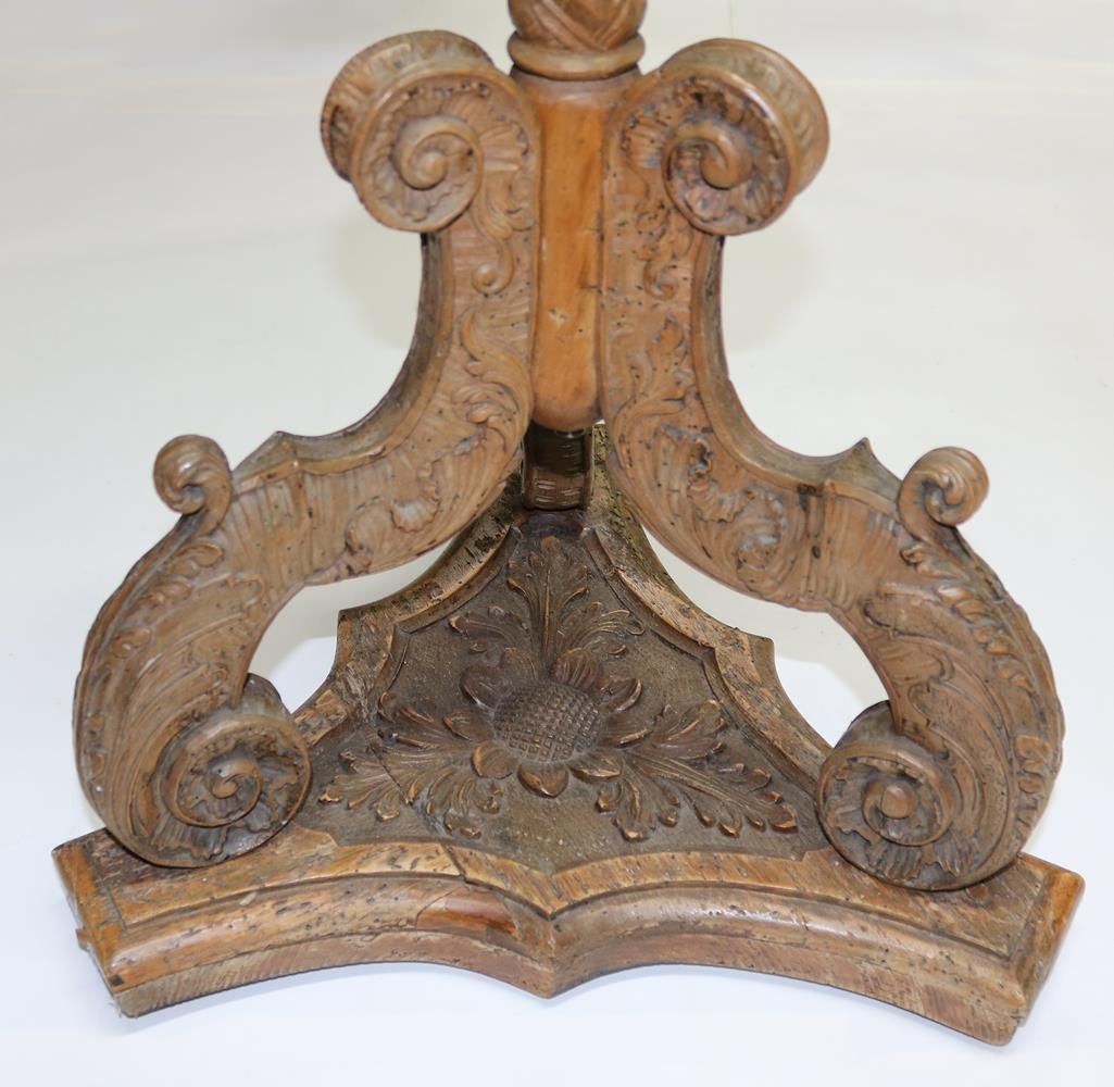 Große Abbildung Nr.2: 129-2110 Barocker Tischfuß.: (Möbel)
