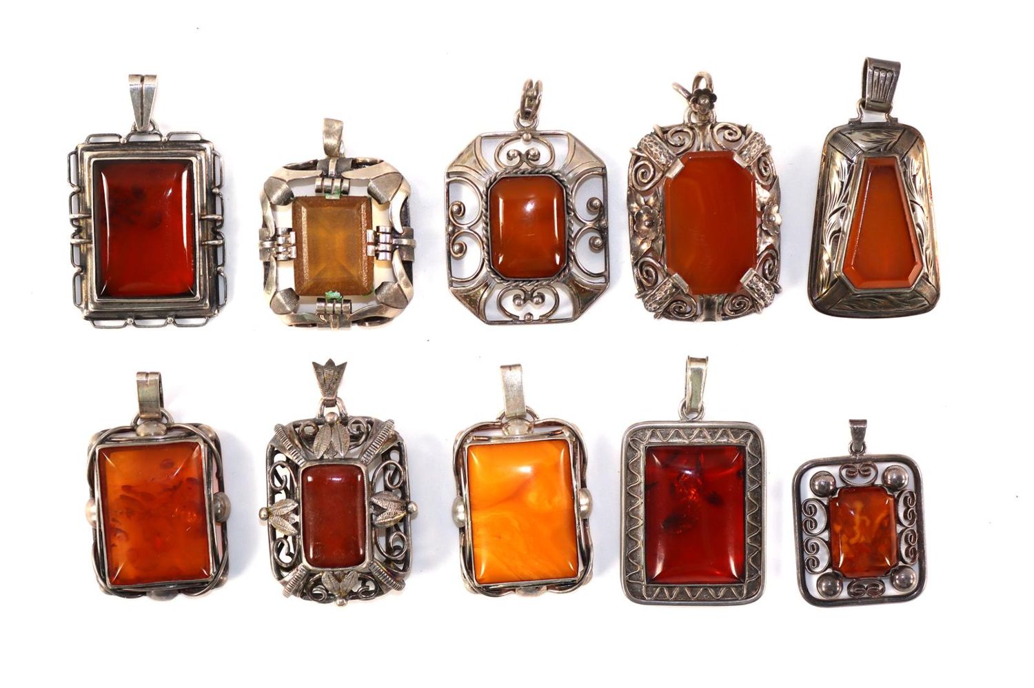 Große Abbildung Nr.1: 129-2275 Neun Bernsteinanhänger: (Schmuck, Anhänger)
