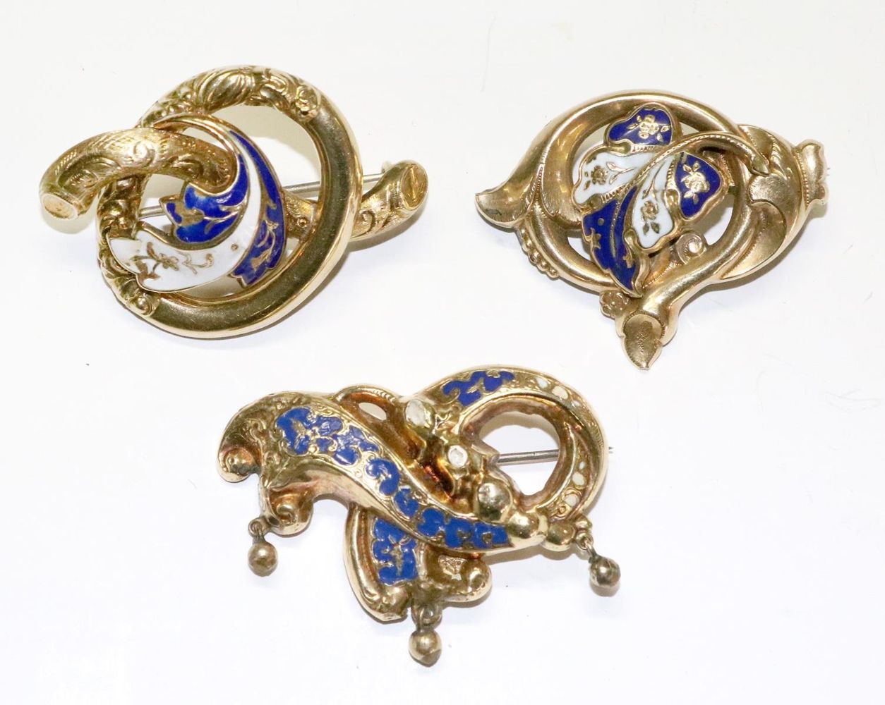 Große Abbildung Nr.1: 129-2328 Drei Broschen: (Schmuck, Broschen)