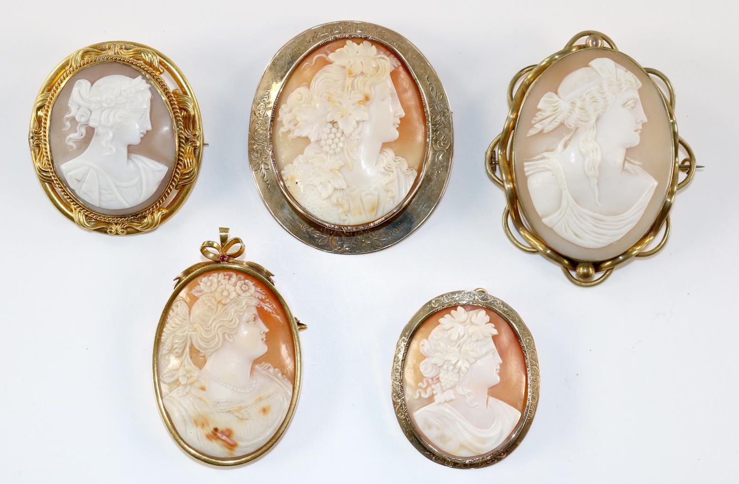 Große Abbildung Nr.1: 129-2437 Frauen u. Göttinnen.: (Schmuck, Broschen, Gemmen und Kameen)