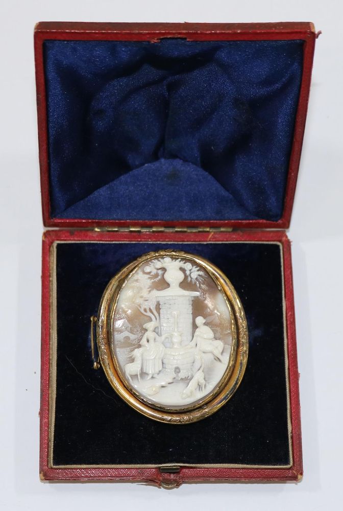 Große Abbildung Nr.2: 129-2512 Muschelkameen mit figuralen: (Schmuck, Broschen, Gemmen und Kameen)