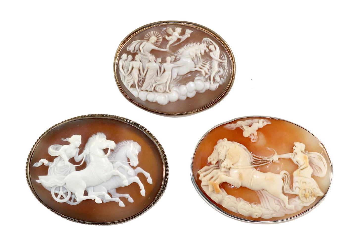 Große Abbildung Nr.1: 129-2566 Streitwagen, drei Broschen: (Schmuck, Broschen, Gemmen und Kameen)