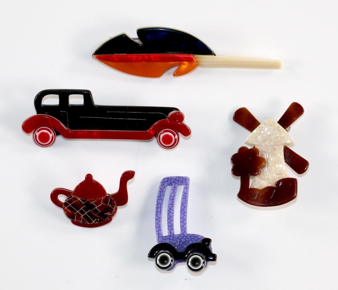 Große Abbildung Nr.1: 129-2596 5 gegenständliche: (Schmuck, Broschen, Lea Stein)
