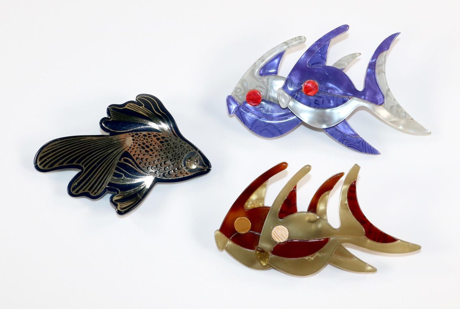 Große Abbildung Nr.1: 129-2599 Drei Fischbroschen: (Schmuck, Broschen, Lea Stein)