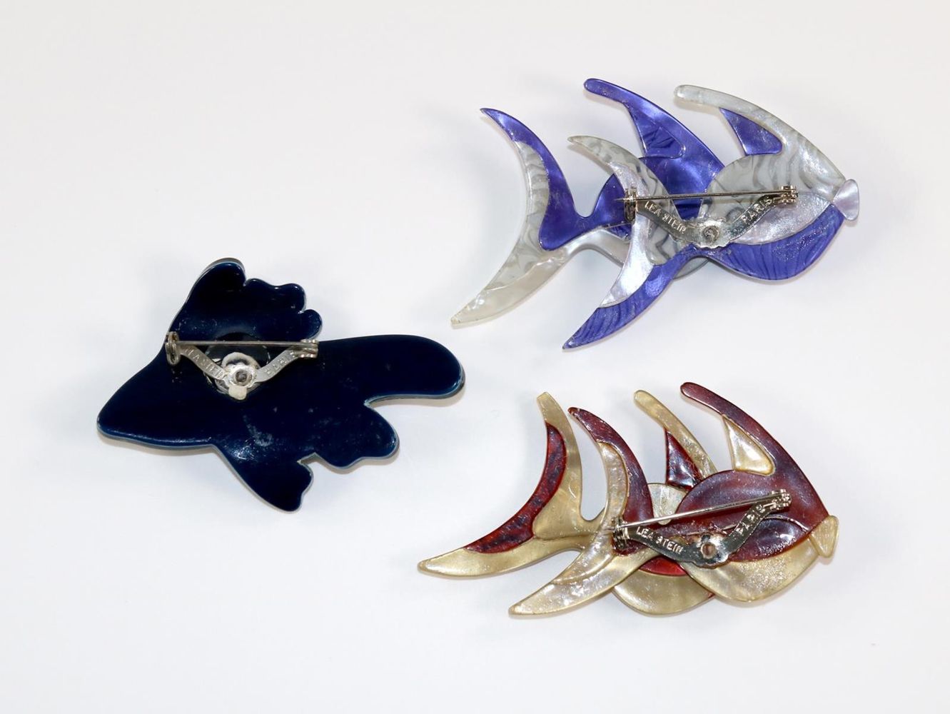Große Abbildung Nr.2: 129-2599 Drei Fischbroschen: (Schmuck, Broschen, Lea Stein)