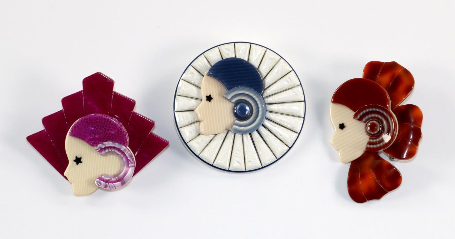 Große Abbildung Nr.1: 129-2600 Drei Frauenportraits: (Schmuck, Broschen, Lea Stein)