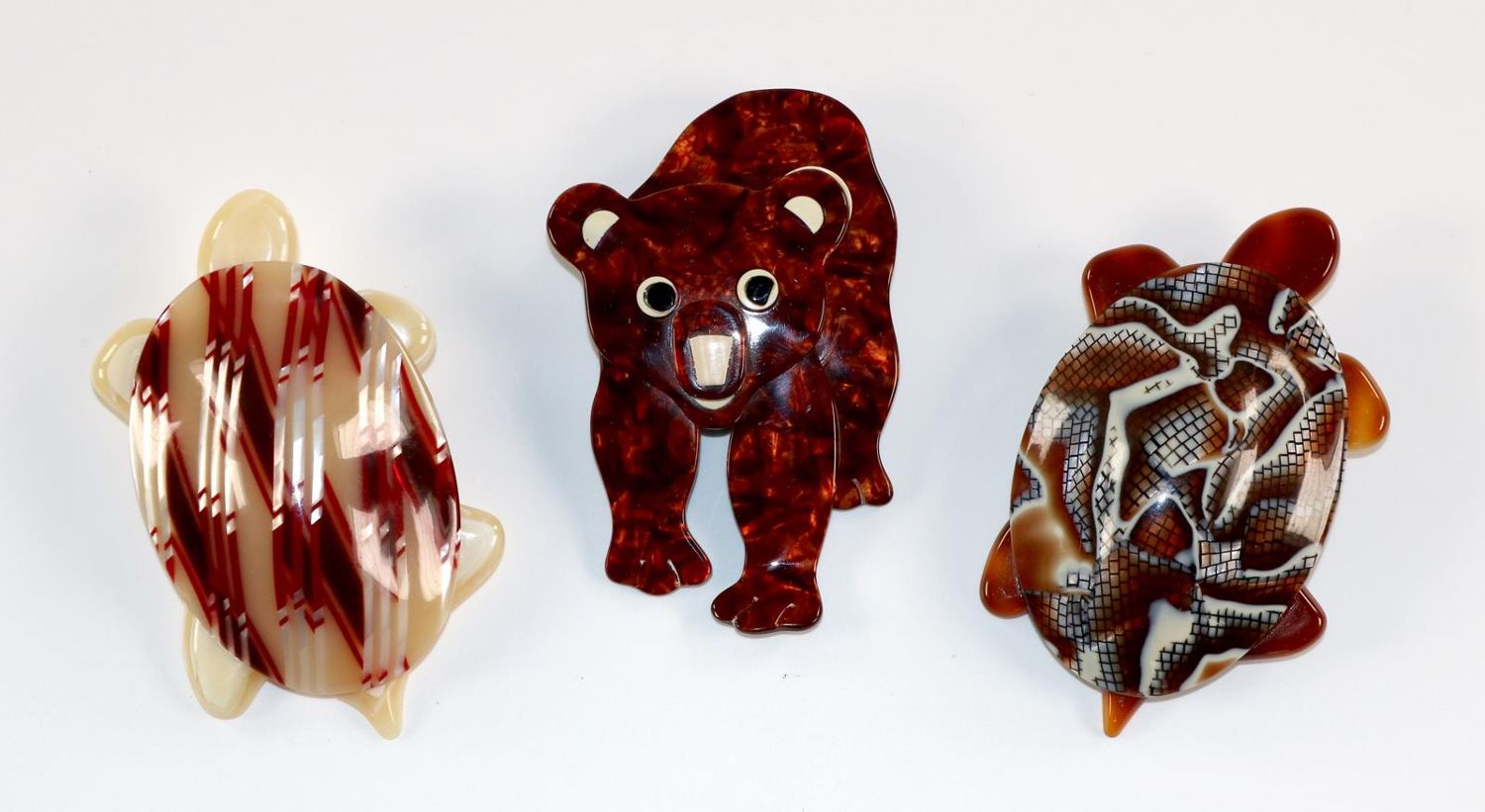 Große Abbildung Nr.1: 129-2620 Zwei Schildkröten u. Bär.: (Schmuck, Broschen, Lea Stein)