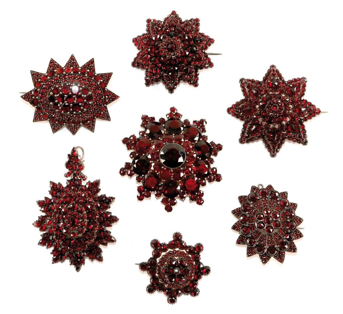 Große Abbildung Nr.1: 129-2627 Sieben Granatbroschen: (Schmuck, Broschen)