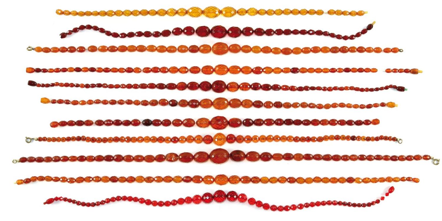 Große Abbildung Nr.1: 129-2632 Elf Bernsteincolliers: (Schmuck, Colliers, Bernstein)