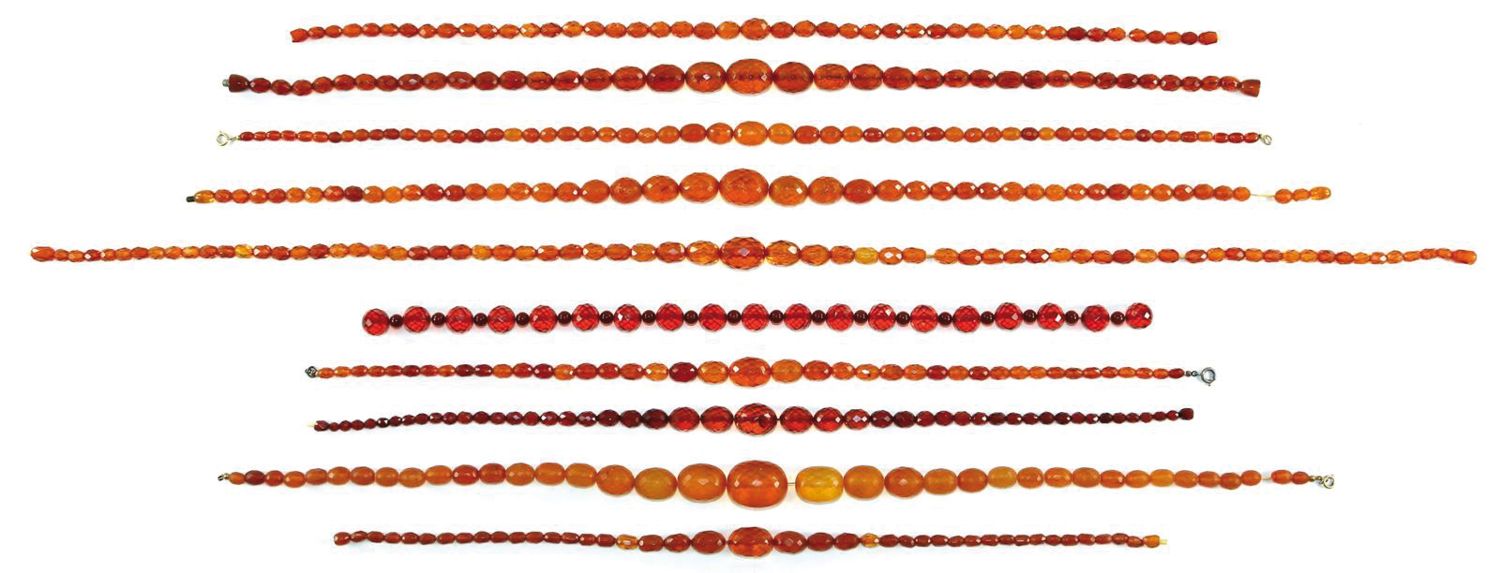 Große Abbildung Nr.1: 129-2633 Zehn Bernsteincolliers: (Schmuck, Colliers, Bernstein)