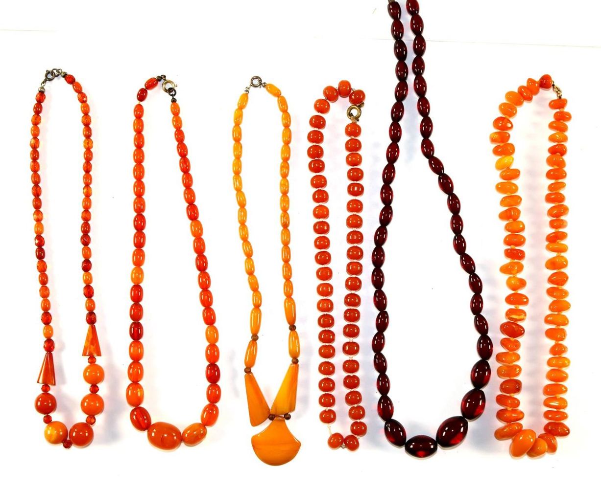 Große Abbildung Nr.1: 129-2666 Sechs Bernsteincolliers.: (Schmuck, Colliers)