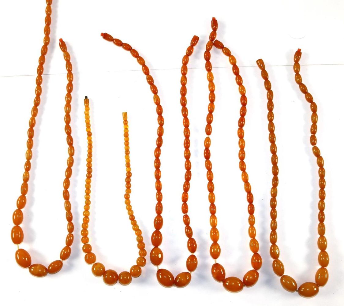 Große Abbildung Nr.2: 129-2666 Sechs Bernsteincolliers.: (Schmuck, Colliers)