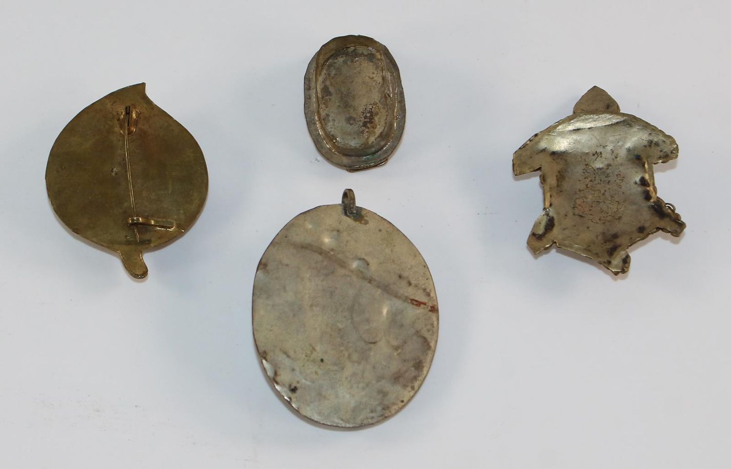 Große Abbildung Nr.2: 129-2675 Drei tibetische Schmuckstücke: (Schmuck)