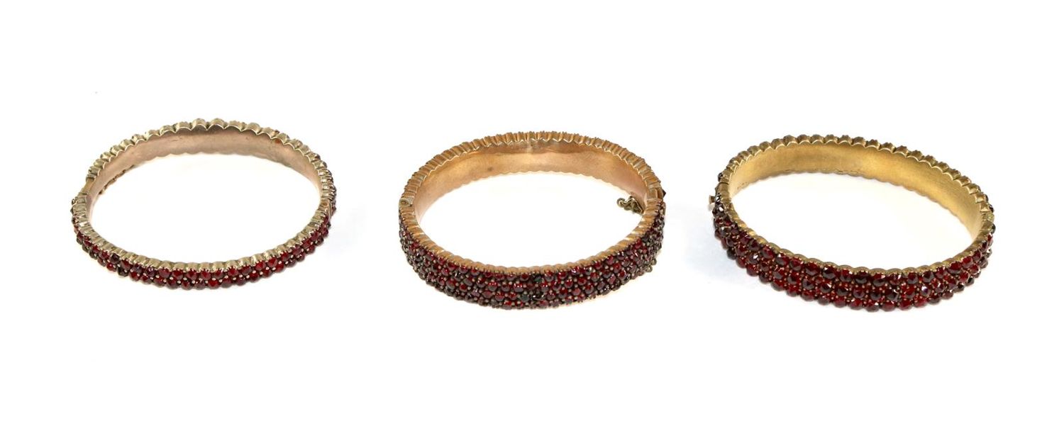 Große Abbildung Nr.1: 129-2693 Granatarmreifen.: (Schmuck)