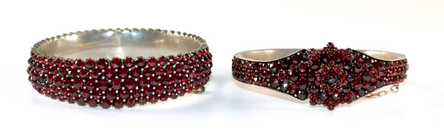 Große Abbildung Nr.1: 129-2694 Granatarmreifen: (Schmuck)