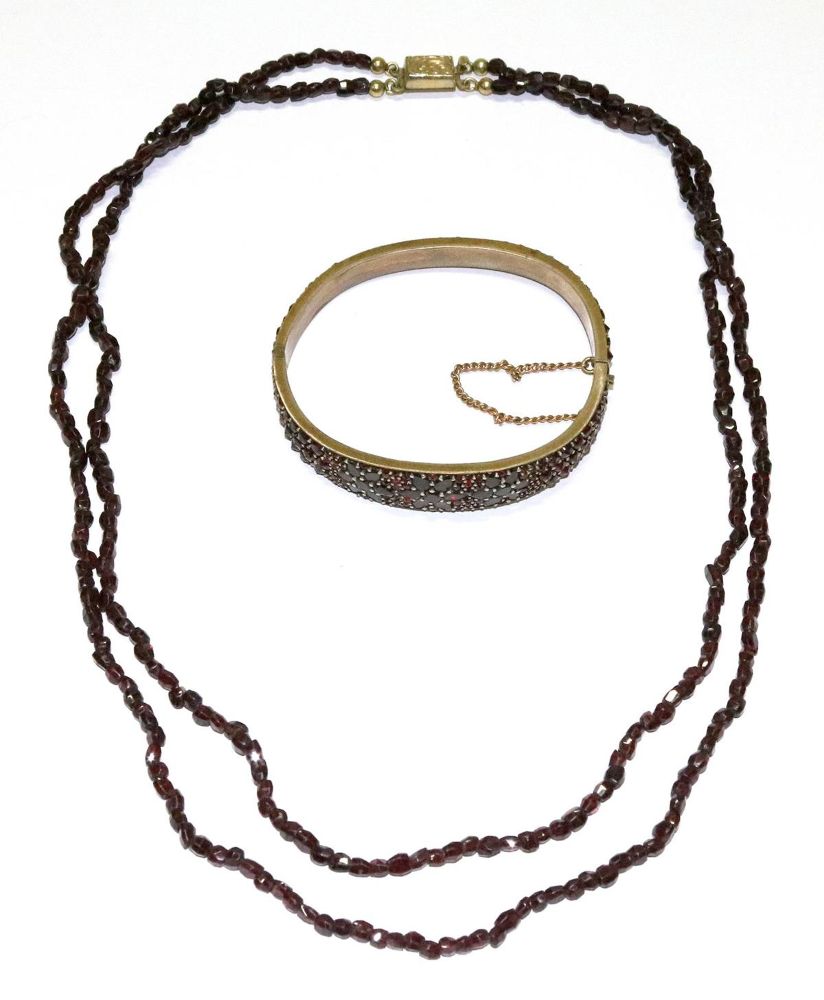 Große Abbildung Nr.2: 129-2700 Granatensemble.: (Schmuck)
