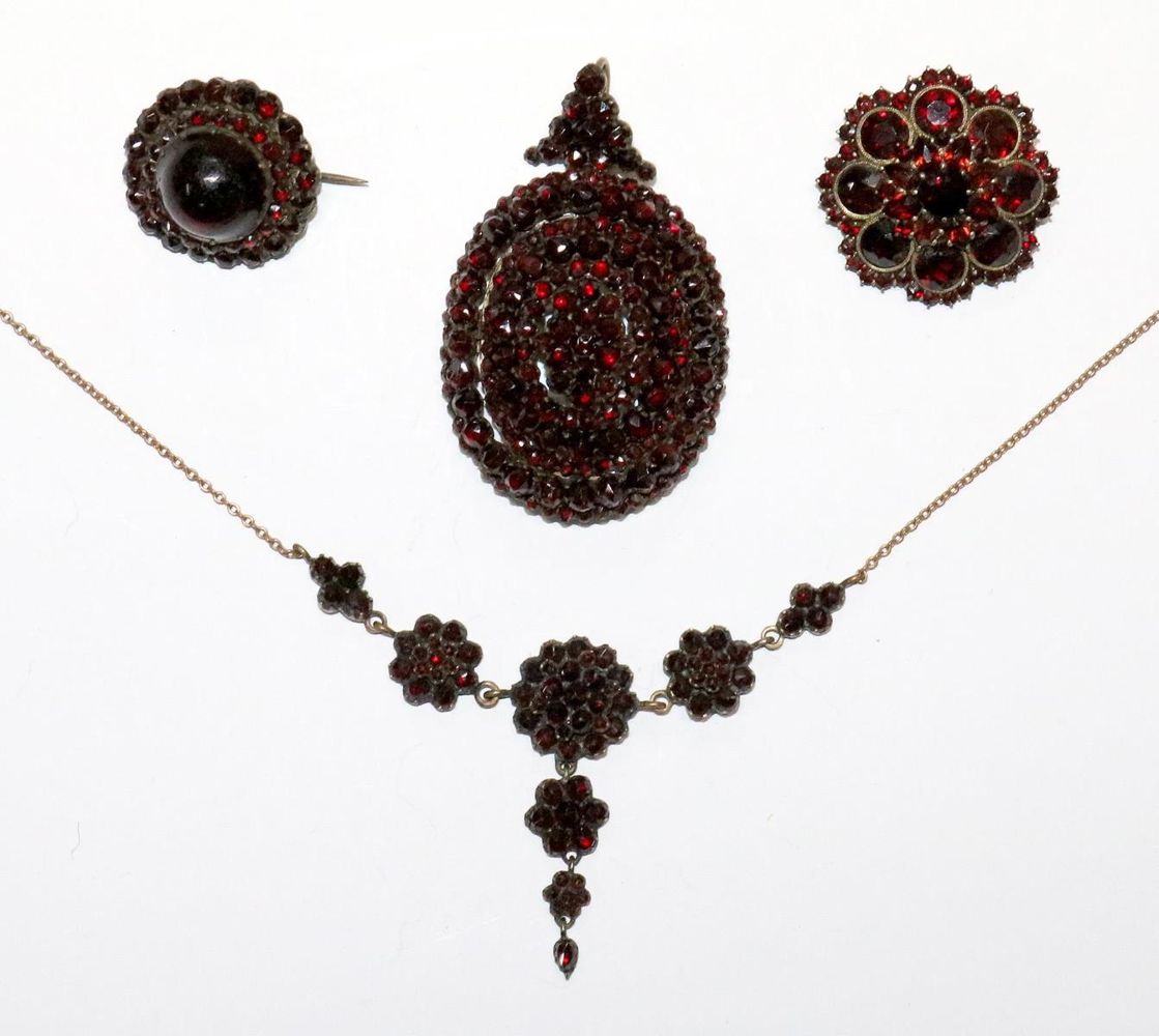 Große Abbildung Nr.1: 129-2701 Granatensemble.: (Schmuck)