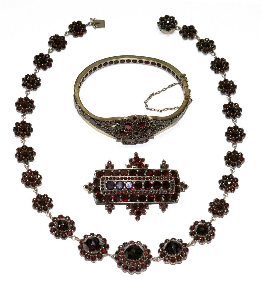 Große Abbildung Nr.1: 129-2703 Granatensemble Böhmen: (Schmuck)