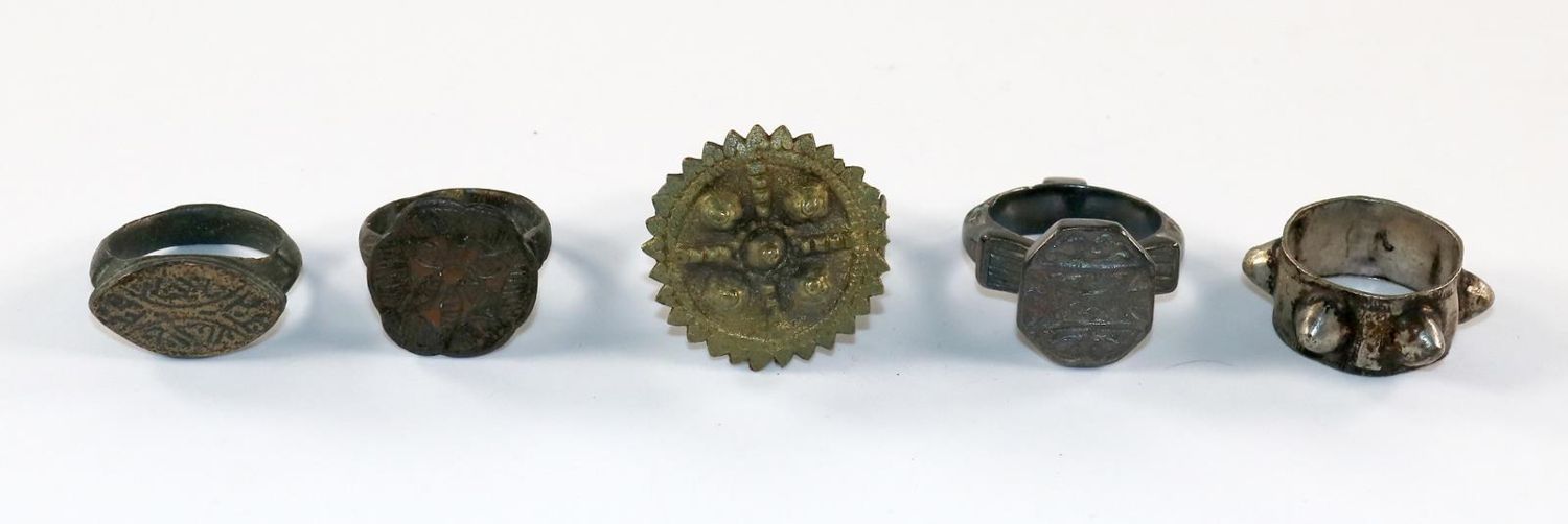 Große Abbildung Nr.1: 129-2736 Fünf antike: (Schmuck, Ringe)