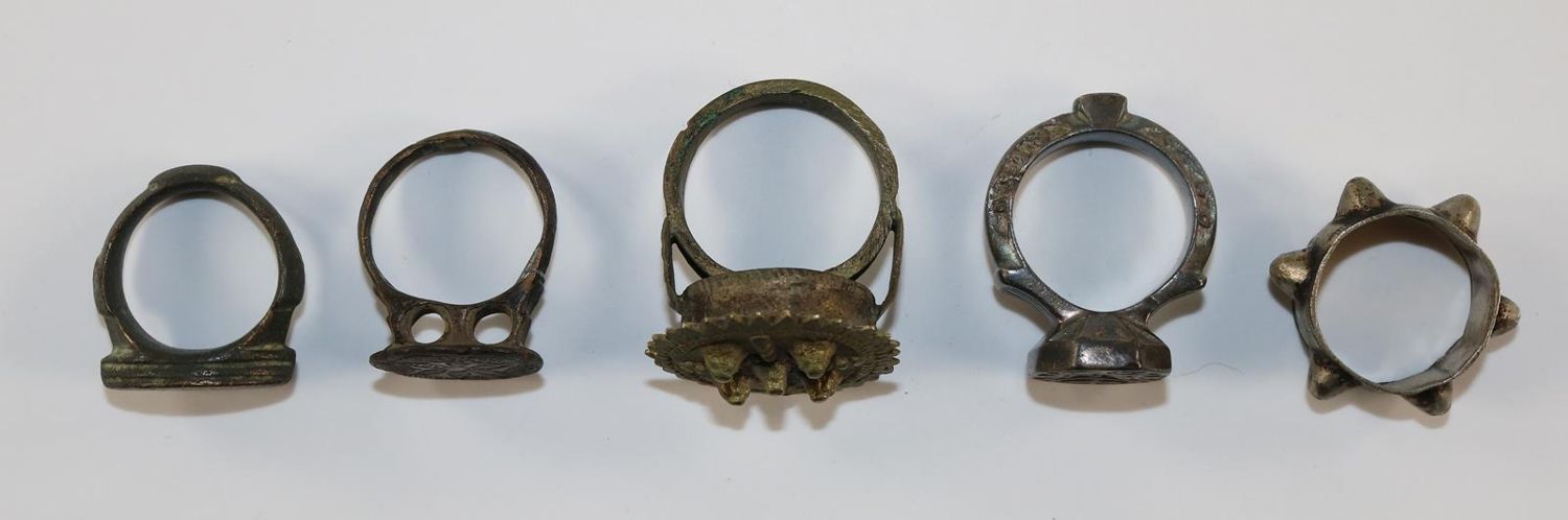 Große Abbildung Nr.2: 129-2736 Fünf antike: (Schmuck, Ringe)