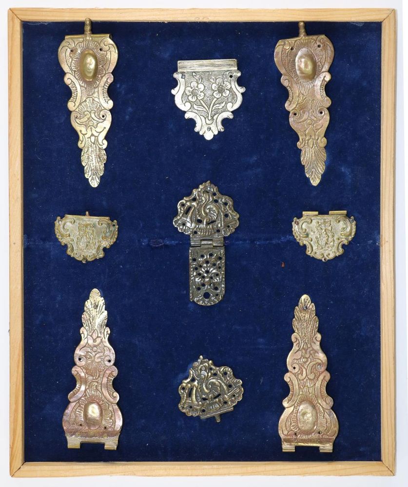 Große Abbildung Nr.3: 129-610 Sammlung von Buchschließen.: (Buchschliessen)