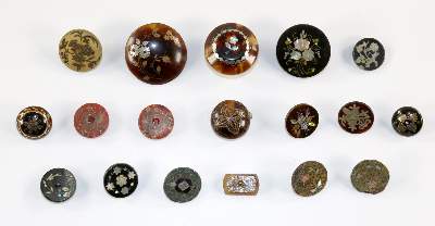 Bild Nr.1: 129-1975 Achtzehn Knöpfe mit Silber-: (Varia, Nähutensilien, Knöpfe)