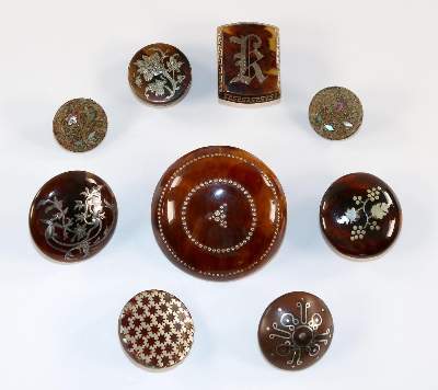 Bild Nr.1: 129-1980 Neun Knöpfe mit Silber-: (Varia, Nähutensilien, Knöpfe)