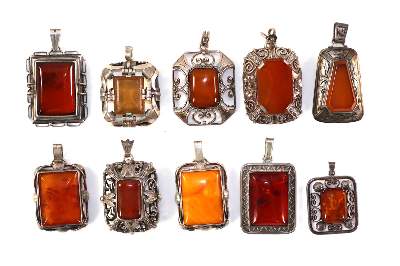 Bild Nr.1: 129-2275 Neun Bernsteinanhänger: (Schmuck, Anhänger)
