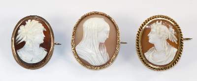 Bild Nr.1: 129-2404 Drei Portraits.: (Schmuck, Broschen, Gemmen und Kameen)
