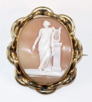 Bild Nr.1: 129-2570 Vestalin mit Säule u. Lyra.: (Schmuck, Broschen, Gemmen und Kameen)