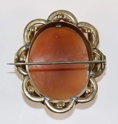 Bild Nr.2: 129-2570 Vestalin mit Säule u. Lyra.: (Schmuck, Broschen, Gemmen und Kameen)