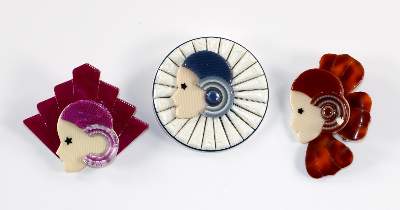 Bild Nr.1: 129-2600 Drei Frauenportraits: (Schmuck, Broschen, Lea Stein)