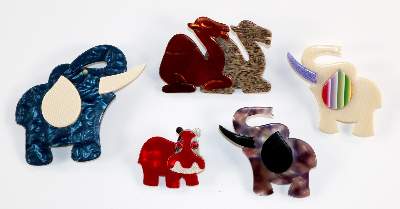 Bild Nr.1: 129-2603 Fünf Tierbroschen: (Schmuck, Broschen, Lea Stein)