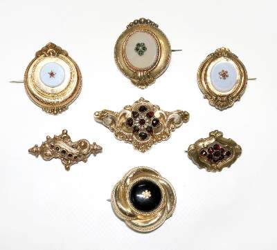 Bild Nr.1: 129-2626 Sieben Biedermeierbroschen.: (Schmuck, Broschen)