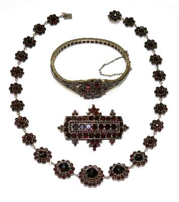 Bild Nr.1: 129-2703 Granatensemble Böhmen: (Schmuck)