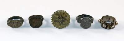 Bild Nr.1: 129-2736 Fünf antike: (Schmuck, Ringe)