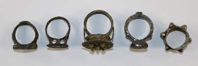 Bild Nr.2: 129-2736 Fünf antike: (Schmuck, Ringe)