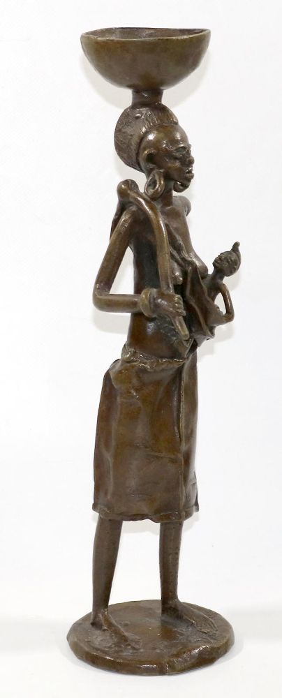 Große Abbildung Nr.2: 130-2628 Trägerin Bronze.: (Afrika, Figuren)