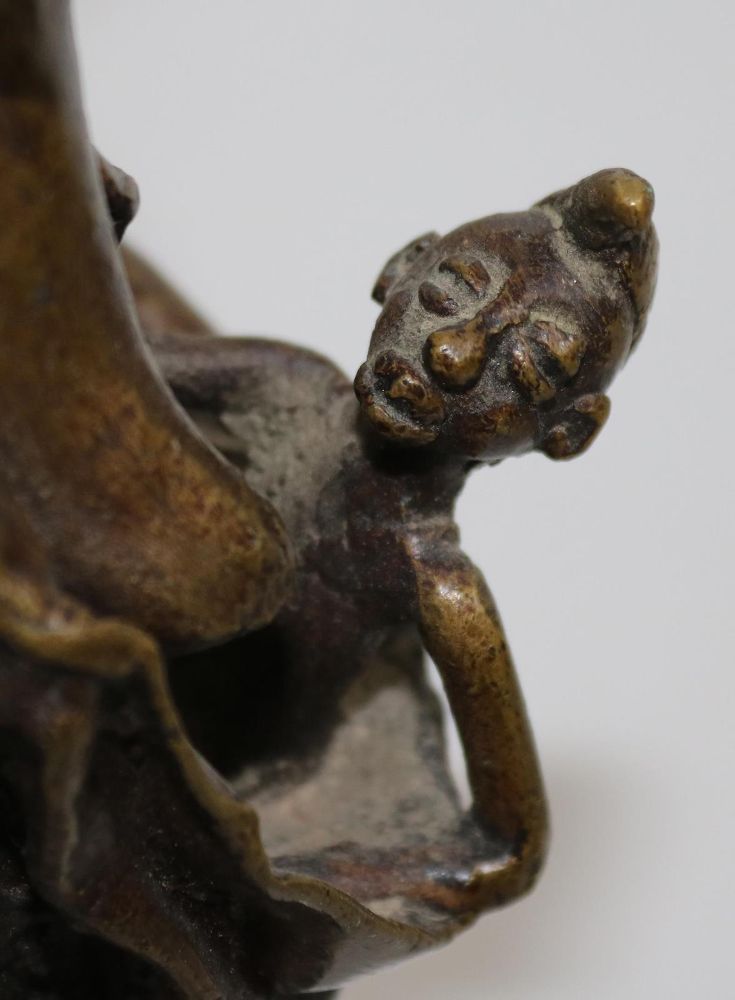 Große Abbildung Nr.3: 130-2628 Trägerin Bronze.: (Afrika, Figuren)