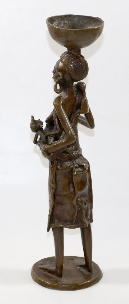 Große Abbildung Nr.4: 130-2628 Trägerin Bronze.: (Afrika, Figuren)