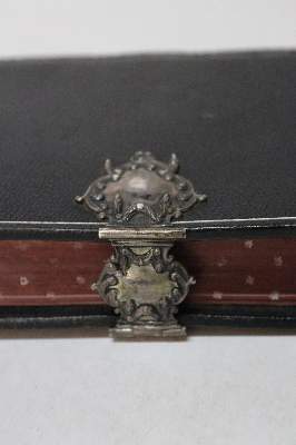 Bild Nr.2: 130-1177 Schwarzer Ledereinband: (Einband)
