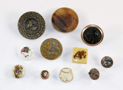 Bild Nr.2: 130-2574 18 Knöpfe mit Hundemotiv.: (Varia, Nähutensilien, Knöpfe)