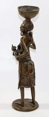 Bild Nr.4: 130-2628 Trägerin Bronze.: (Afrika, Figuren)