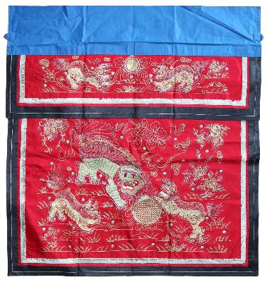 Bild Nr.1: 130-2663 Seidentuch mit den Shishi.: (Asiatika, China)