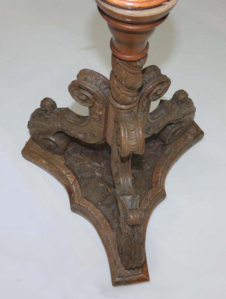 Große Abbildung Nr.4: 131-2015 Barocker Tischfuß.: (Möbel)