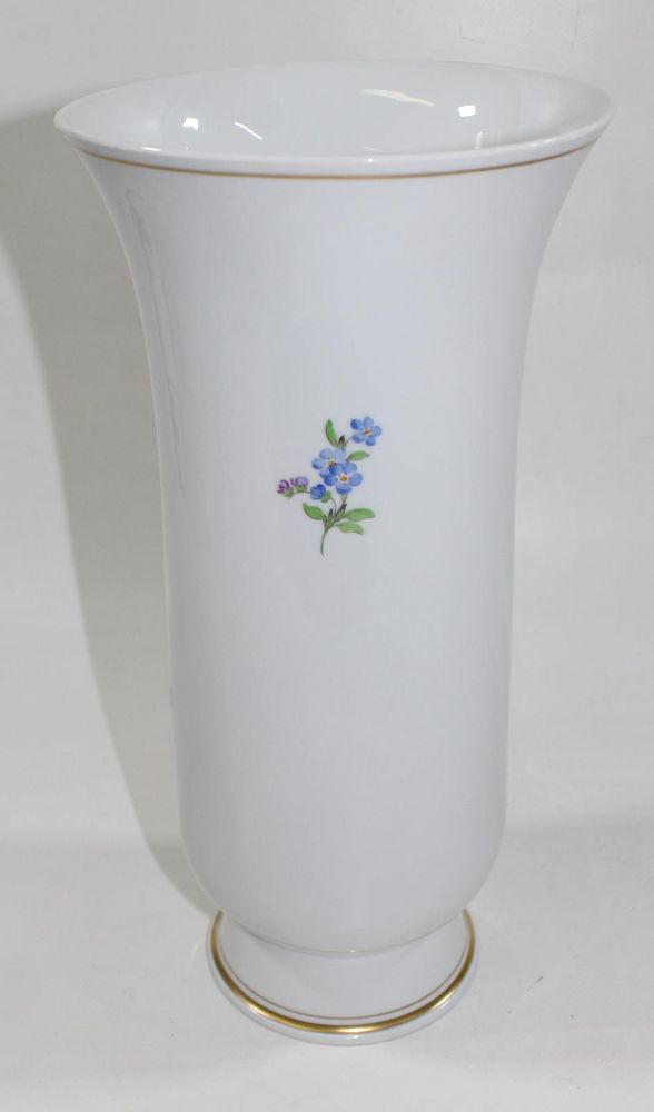 Große Abbildung Nr.2: 131-2107 Meissen Trichtervase.: (Porzellan u. Keramik, Meissen)