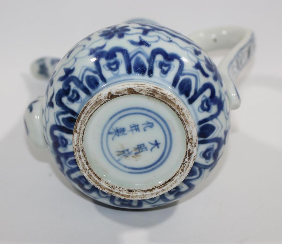 Große Abbildung Nr.3: 131-2110 Phoenixkanne mit Chenghua Nian Zhi.: (Porzellan u. Keramik)