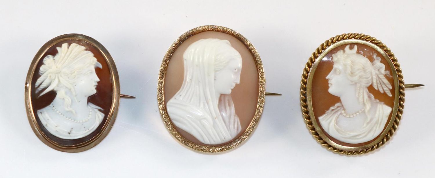 Große Abbildung Nr.1: 131-2187 Drei Portraits.: (Schmuck, Broschen, Gemmen und Kameen)